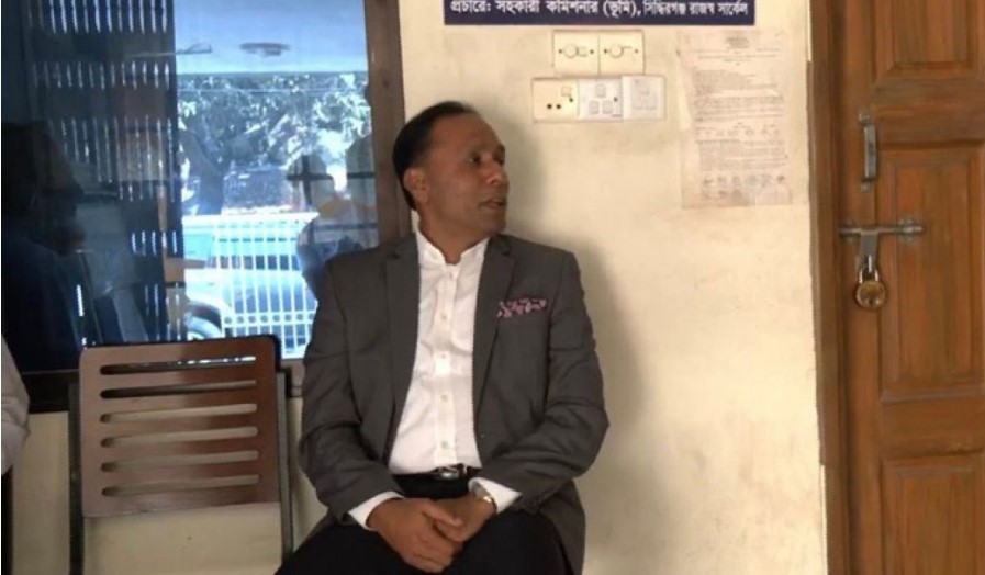 বারান্দায় বসেছিলেন প্রতিমন্ত্রী, ভূমি অফিস তখনো খোলেনি